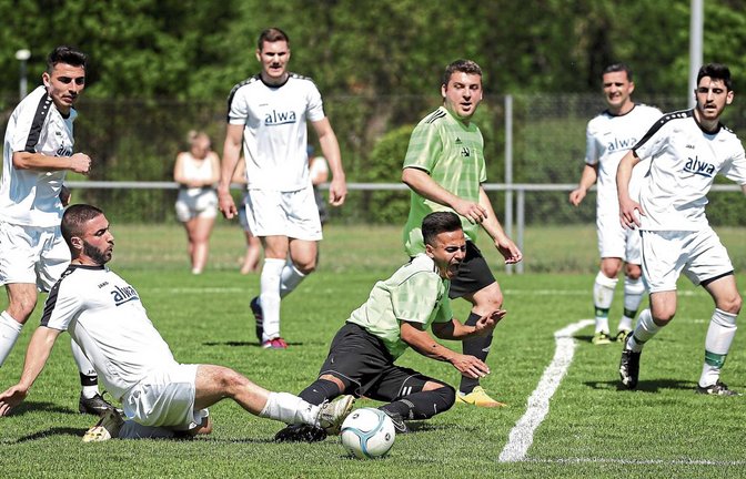 In der 18. Minute kommt es zum Kontakt zwischen Adrian Kuka (links) und Ismet Fornaro. Der Elfmeter führt zum 1:1, dem Walheim kurz vor der Pause einen Dreierpack folgen lässt.  Foto: Küppers