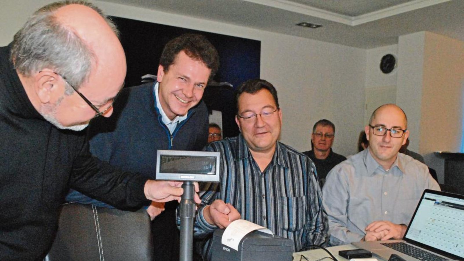 Keine Manipulation: Klaus Schäfer, Sebastian Zaiß, Marcus Mülller und Martin Schmid (von links) zeigen, wie die Kassenführung zukünftig funktioniert.  Foto: Stahlfeld