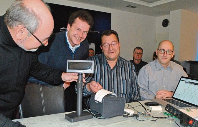 Keine Manipulation: Klaus Schäfer, Sebastian Zaiß, Marcus Mülller und Martin Schmid (von links) zeigen, wie die Kassenführung zukünftig funktioniert.  Foto: Stahlfeld