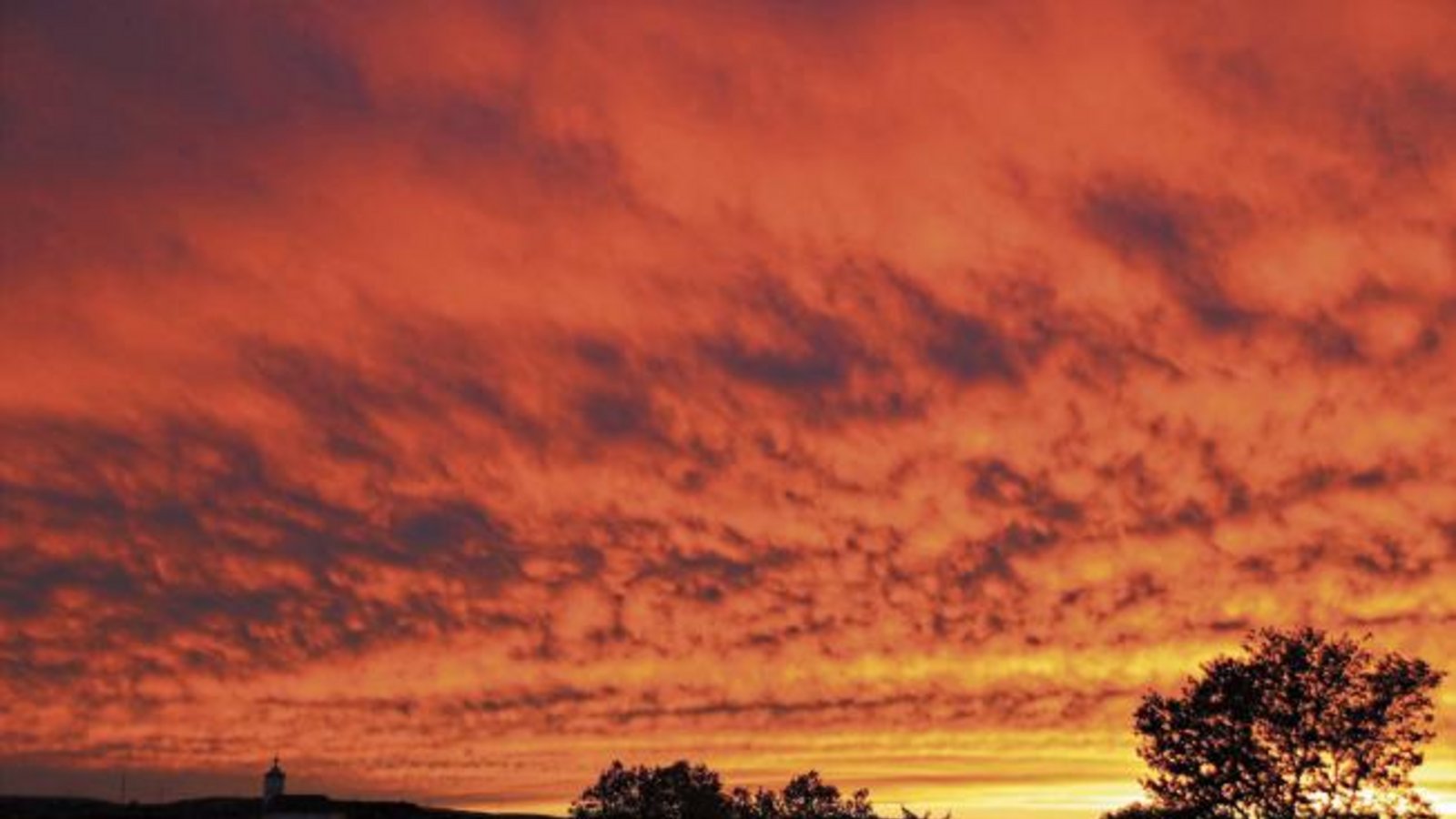 Der Himmel über Vaihingen scheint am Montagabend zu brennen.  Foto: Arning