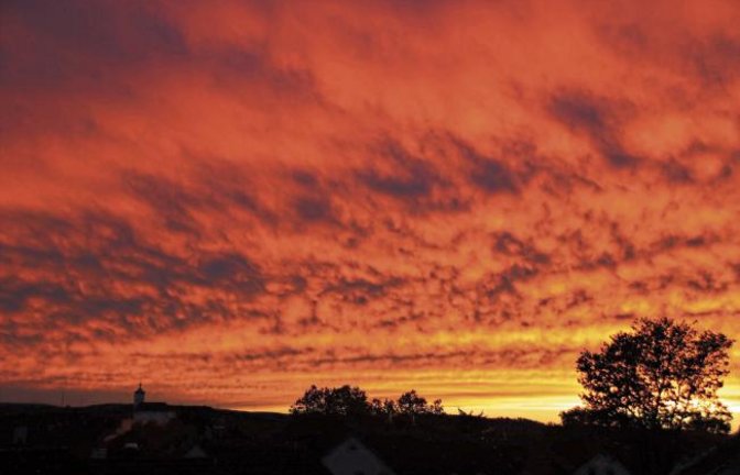 Der Himmel über Vaihingen scheint am Montagabend zu brennen.  Foto: Arning