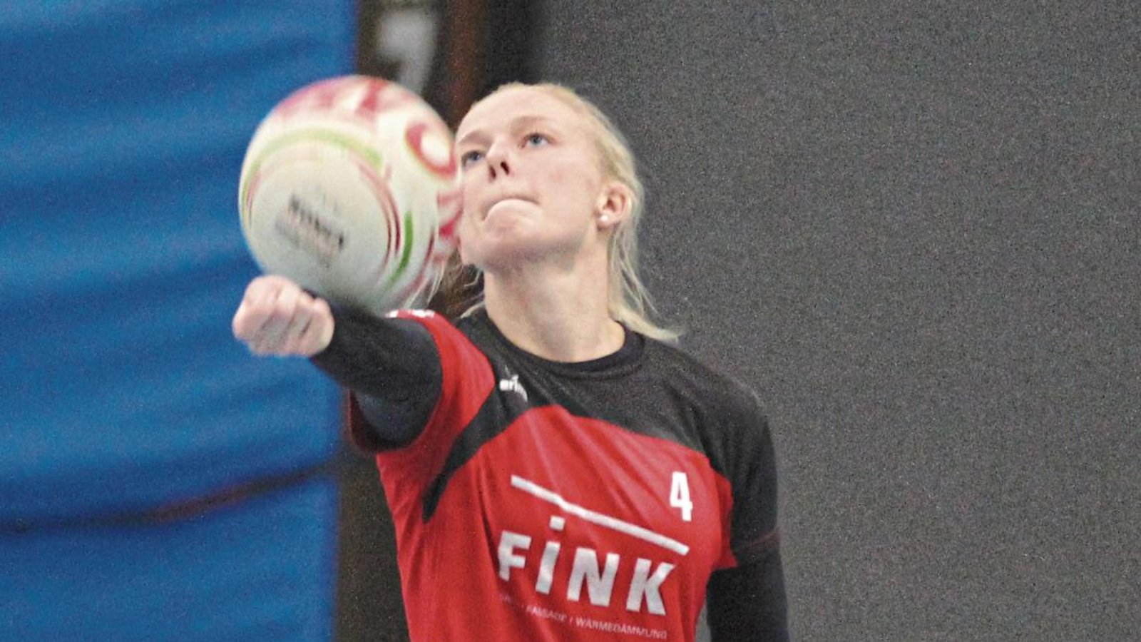 Auch die Zuspiele von weiter hinten im Feld brachten Natalie Lochmahr und die TVV-Faustballerinnen sauber an die Leine. Foto: Archiv/Nachreiner Auch die Zuspiele von weiter hinten im Feld brachten Natalie Lochmahr und die TVV-Faustballerinnen sauber an die Leine. Foto: Archiv/Nachreiner