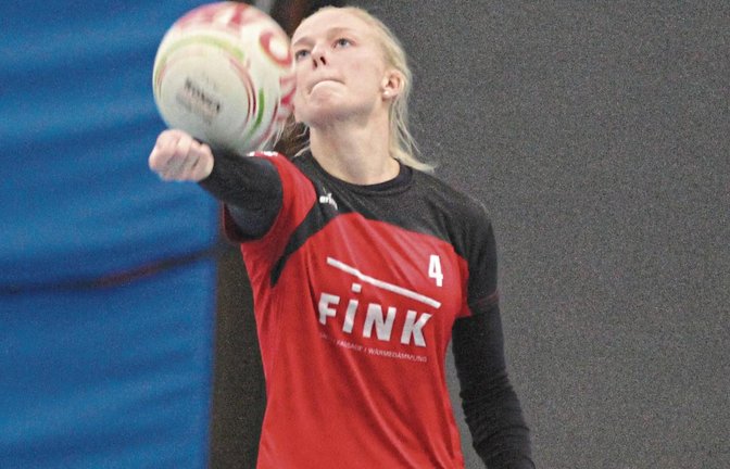 Auch die Zuspiele von weiter hinten im Feld brachten Natalie Lochmahr und die TVV-Faustballerinnen sauber an die Leine. Foto: Archiv/Nachreiner