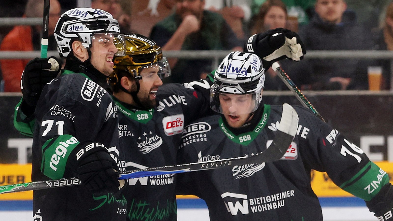 BAU // 25.03.2026, Deutschland, Bietigheim, Eishockey DEL2,  SC Bietigheim Steelers vs. Ravensburg Towerstars, Spiel 4, Jubel nach dem 1:0 Tor, v.l. Bastian Eckl (Steelers), Torschütze Cole Fonstad (Steelers), Maximilian Söll (Steelers) 
