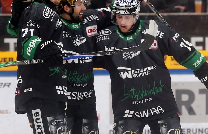 BAU // 25.03.2026, Deutschland, Bietigheim, Eishockey DEL2,  SC Bietigheim Steelers vs. Ravensburg Towerstars, Spiel 4, Jubel nach dem 1:0 Tor, v.l. Bastian Eckl (Steelers), Torschütze Cole Fonstad (Steelers), Maximilian Söll (Steelers) 