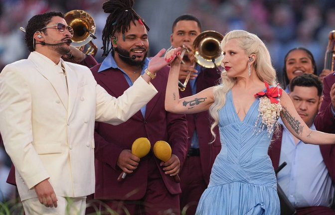 Bad Bunny (links) mit Lady Gaga bei der Halbzeitshow des Super Bowl.<span class='image-autor'>Foto: Matt Slocum/AP/dpa</span>
