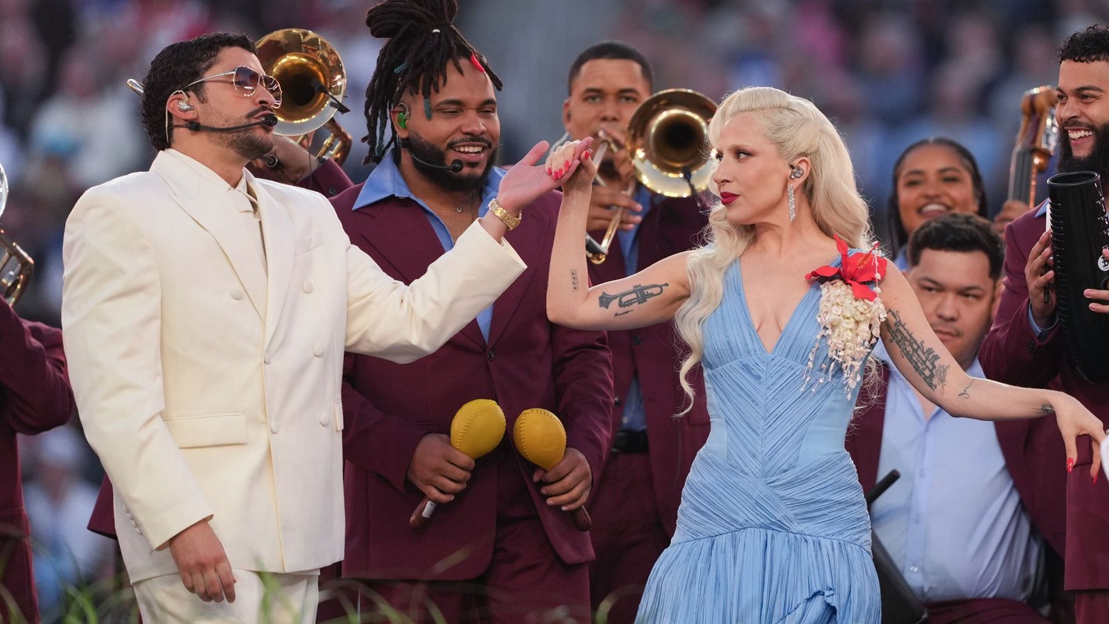 Bad Bunny (links) mit Lady Gaga bei der Halbzeitshow des Super Bowl.Foto: Matt Slocum/AP/dpa