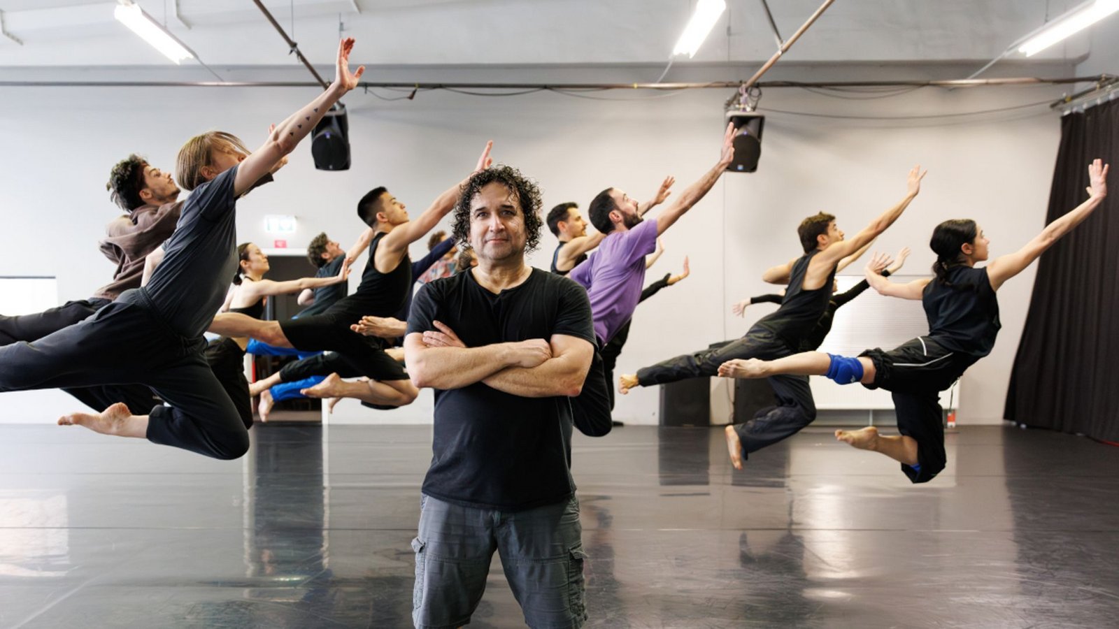 Barak Marshall im Proberaum von Gauthier Dance. Der Artist in Residence der Theaterhaus-Kompanie studiert in Stuttgart sein Ballett „Harry“ ein.Foto: Jeanette Bak