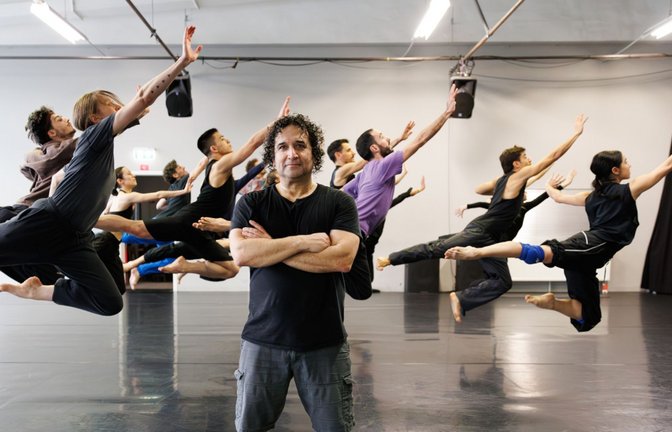 Barak Marshall im Proberaum von Gauthier Dance. Der Artist in Residence der Theaterhaus-Kompanie studiert in Stuttgart sein Ballett „Harry“ ein.<span class='image-autor'>Foto: Jeanette Bak</span>