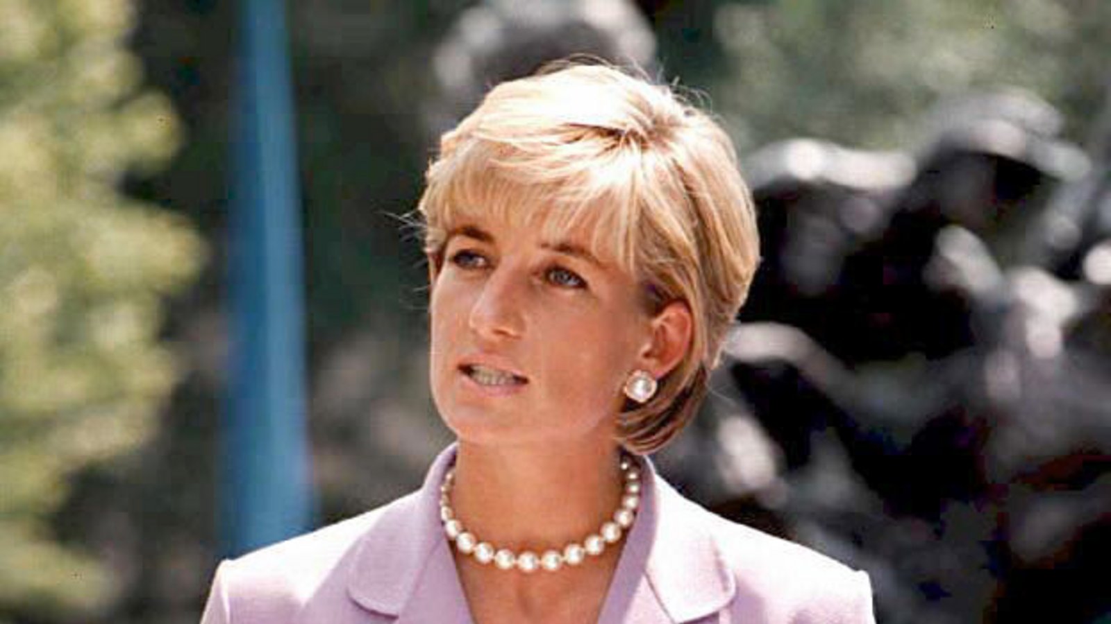 Prinzessin Diana hält am 17.06.1997 vor dem Hauptquartier des American Red Cross in Washington (USA) eine Rede.Foto: picture alliance / John Stillwell/EPA PA/dpa | John Stillwell