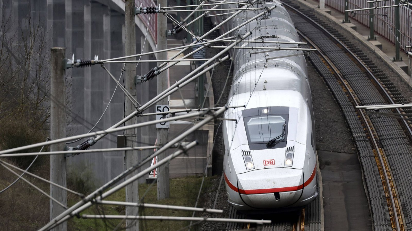 Regionalzüge und ICE-Verbindungen zwischen München und Stuttgart fahren im Moment nicht durch Ulm (Symbolfoto).Foto: IMAGO/Panama Pictures/IMAGO/Christoph Hardt