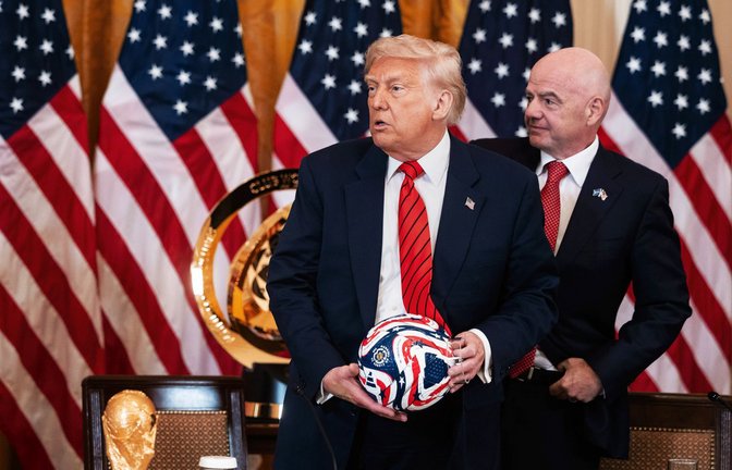 Gut ein halbes Jahr vor der Fußball-Weltmeisterschaft geben sich Donald Trump und Fifa-Chef Infantino als ziemlich beste Freunde (Archivfoto).<span class='image-autor'>Foto: IMAGO/Newscom / AdMedia/IMAGO/CNP/AdMedia</span>