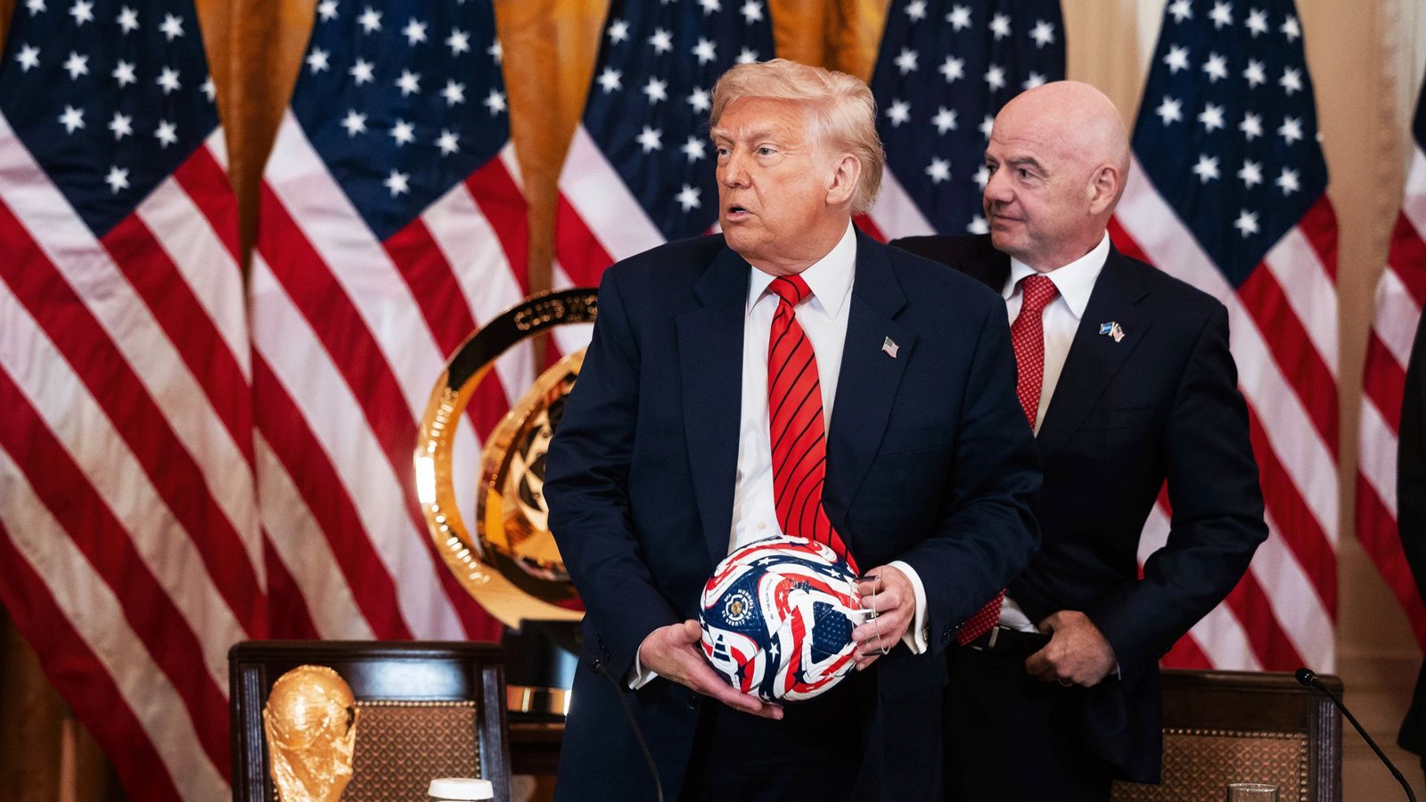 Gut ein halbes Jahr vor der Fußball-Weltmeisterschaft geben sich Donald Trump und Fifa-Chef Infantino als ziemlich beste Freunde (Archivfoto).Foto: IMAGO/Newscom / AdMedia/IMAGO/CNP/AdMedia Gut ein halbes Jahr vor der Fußball-Weltmeisterschaft geben sich Donald Trump und Fifa-Chef Infantino als ziemlich beste Freunde (Archivfoto).Foto: IMAGO/Newscom / AdMedia/IMAGO/CNP/AdMedia