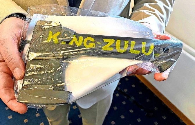 Ein Ermittler hält eine schwarze Axt mit der Aufschrift „King Zulu“ in den Händen. Sie gilt als Symbol für die kriminelle Black-Axe-Organisation.<span class='image-autor'>Foto: dpa/Britta Schultejans</span>