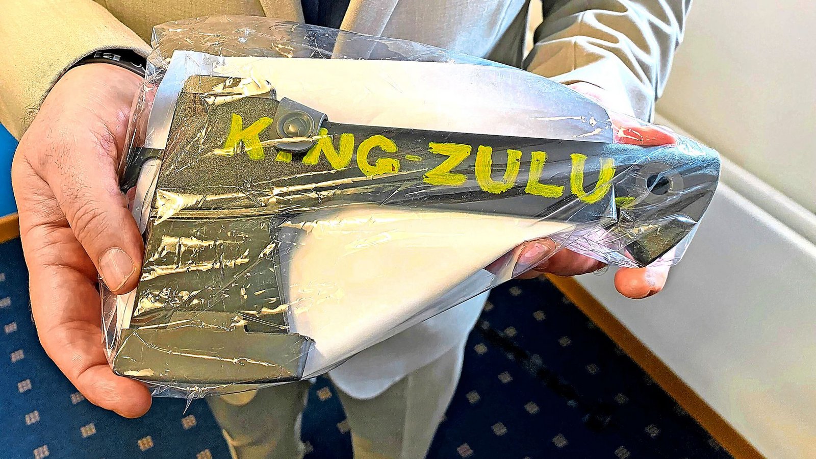Ein Ermittler hält eine schwarze Axt mit der Aufschrift „King Zulu“ in den Händen. Sie gilt als Symbol für die kriminelle Black-Axe-Organisation.Foto: dpa/Britta Schultejans