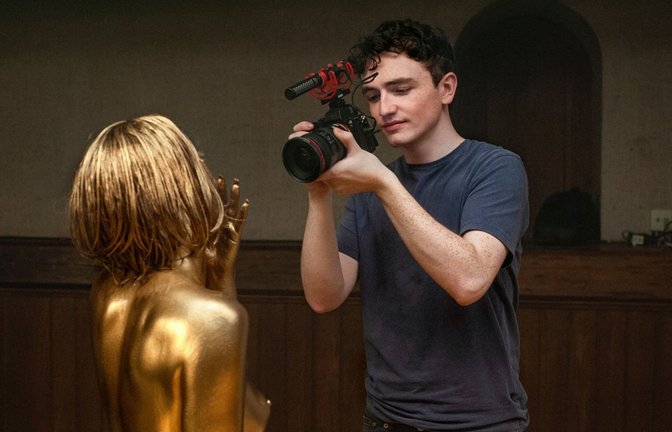 Alec (Caolán O’Gorman) filmt, was Lizzie (Alessa Savage) zeigt<span class='image-autor'>Foto: Verleih</span>