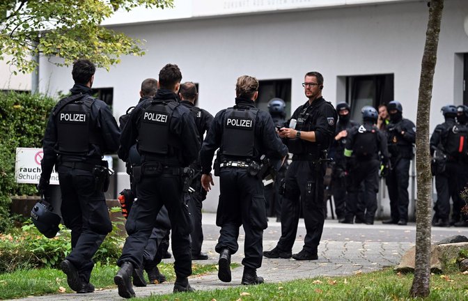 Der Jugendliche soll am 5. September an dem Berufskolleg zunächst eine Lehrerin mit einem Messer schwer verletzt und danach einem ihm fremden Mann in den Rücken gestochen haben. (Archivbild)<span class='image-autor'>Foto: Federico Gambarini/dpa</span>