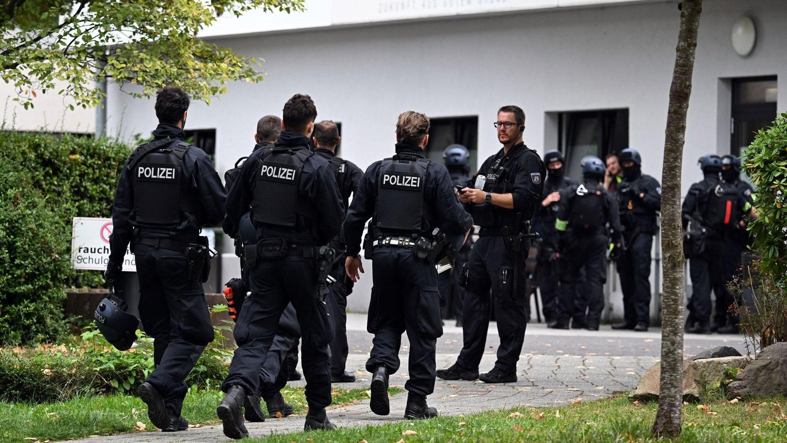 Der Jugendliche soll am 5. September an dem Berufskolleg zunächst eine Lehrerin mit einem Messer schwer verletzt und danach einem ihm fremden Mann in den Rücken gestochen haben. (Archivbild)Foto: Federico Gambarini/dpa