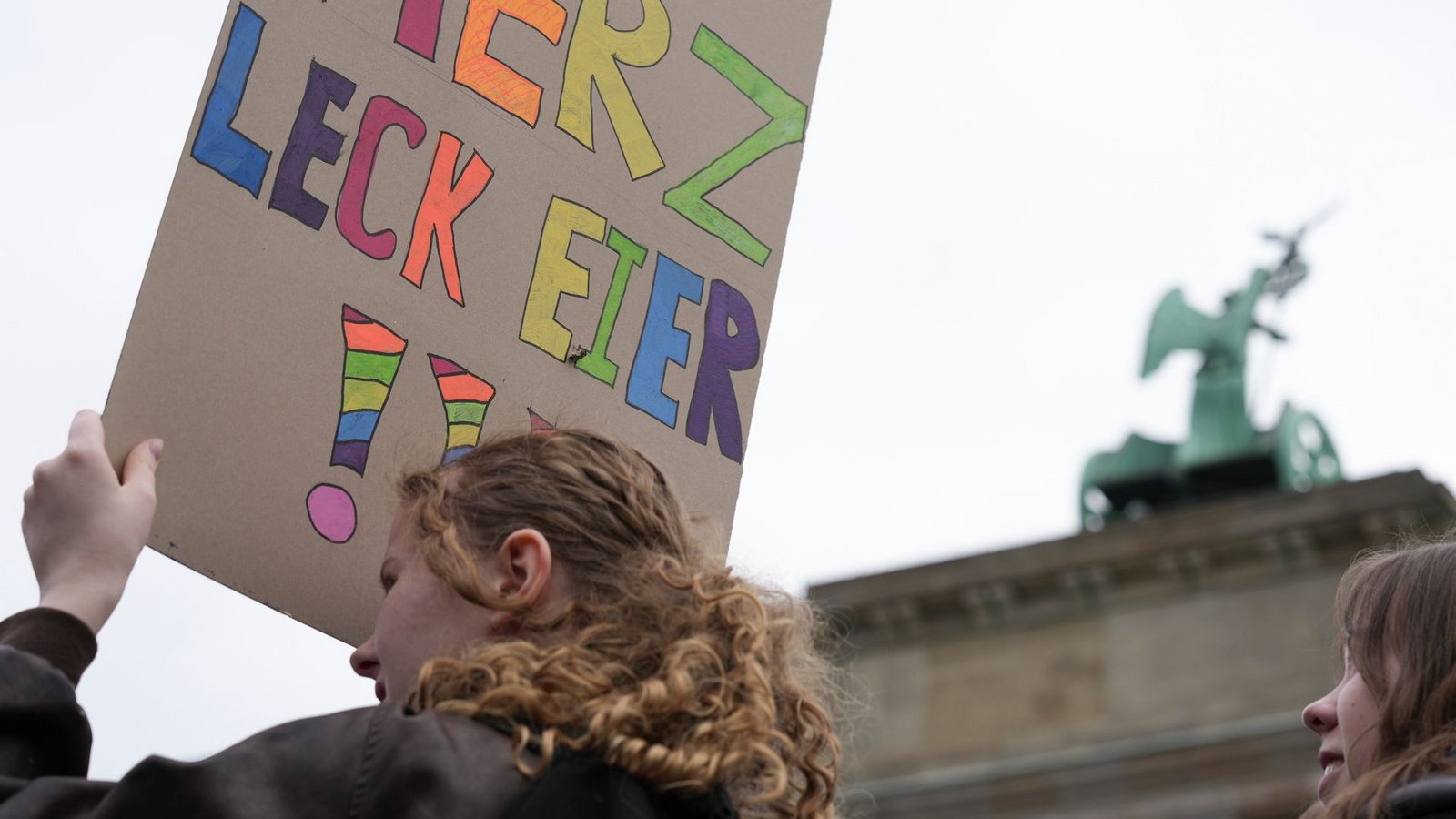 "Mehrzweckeier" klingt sehr nach "Merz leck Eier". (Archivbild)Foto: Sven Kaeuler/dpa
