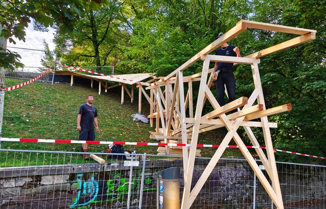 Die Strecke für das MTB-Rennen Cerro Abajo wird bereits gebaut. Beim „Roadgap“ springen die Fahrer über die Etzelstraße.<span class='image-autor'>Foto: /Sebastian Steegmüller</span>