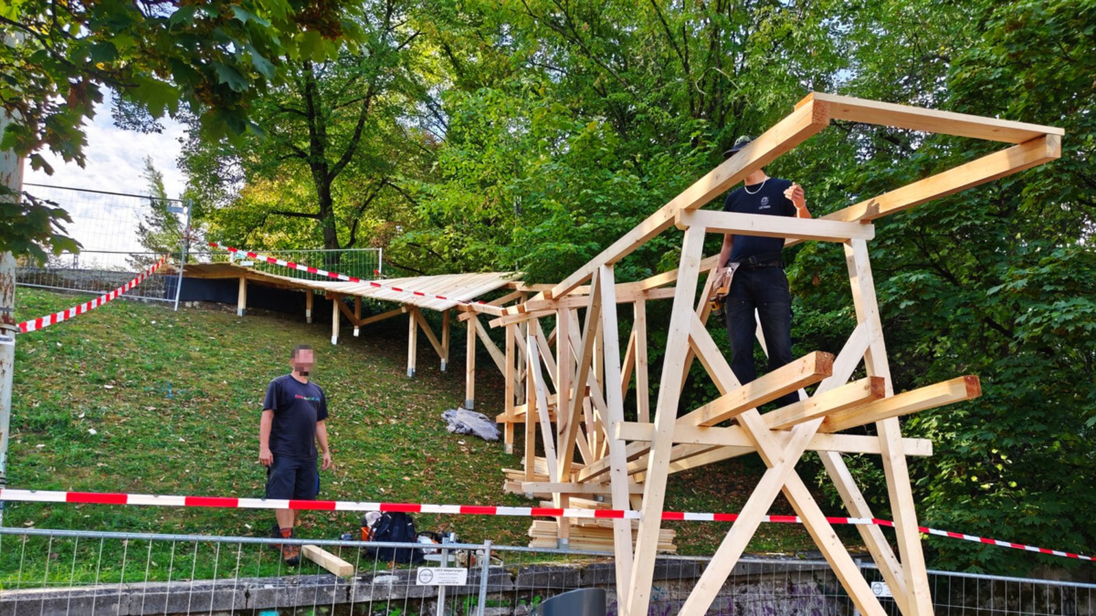 Die Strecke für das MTB-Rennen Cerro Abajo wird bereits gebaut. Beim „Roadgap“ springen die Fahrer über die Etzelstraße.Foto: /Sebastian Steegmüller