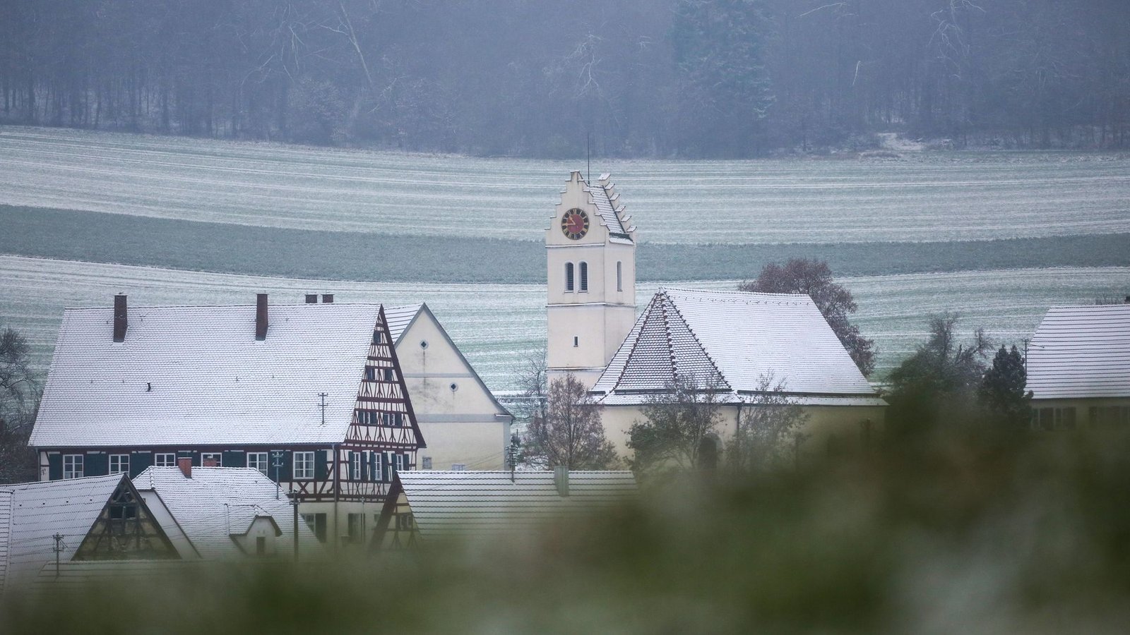 Schnee liegt rund um die Kirche St. Urban in Emeringen auf der Schwäbischen Alb.Foto: Thomas Warnack/dpa