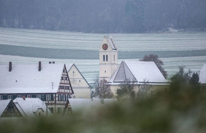 Schnee liegt rund um die Kirche St. Urban in Emeringen auf der Schwäbischen Alb.<span class='image-autor'>Foto: Thomas Warnack/dpa</span>