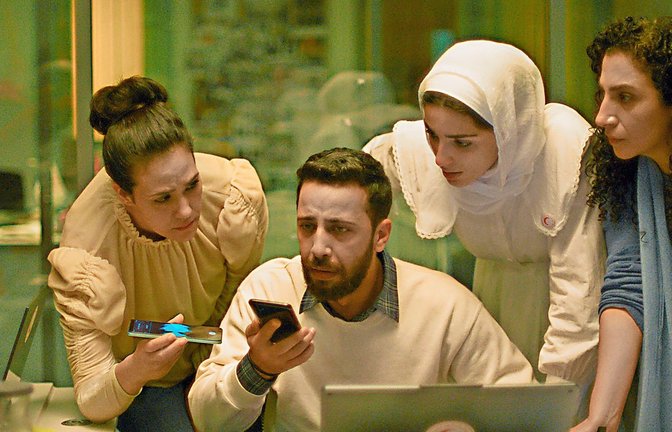 Szene aus „Die Stimme von Hind Rajab“. Die fünfjährige  Hind Rajab steckt im Wrack eines Autos fest, das von der israelischen Armee zerstört wurde.  Ihre einzige Verbindung mit der Welt ist das Mobiltelefon, mit dem sie um Hilfe fleht.<span class='image-autor'>Foto: epd</span>