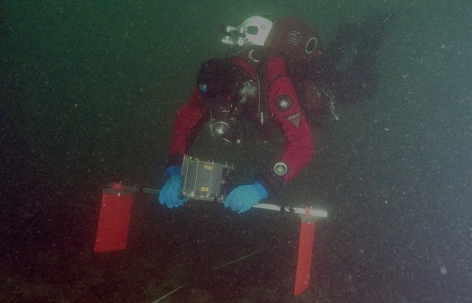 Arbeit unter schwierigen Bedingungen: Die Taucher wollen Licht in das Dunkel der Hügel im Bodensee bringen.<span class='image-autor'>Foto: BGfU/Alexander-Dominik Preising</span>