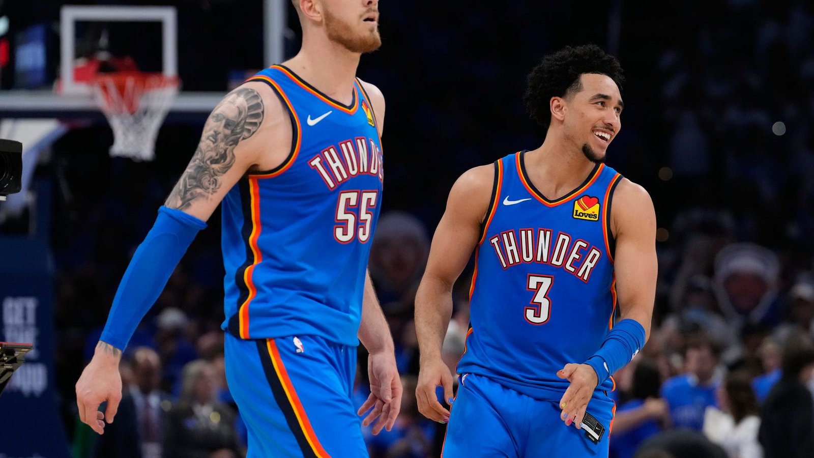 Isaiah Hartenstein (l) überzeugte beim Sieg gegen die San Antonio Spurs.Foto: Tony Gutierrez/AP/dpa Isaiah Hartenstein (l) überzeugte beim Sieg gegen die San Antonio Spurs.Foto: Tony Gutierrez/AP/dpa