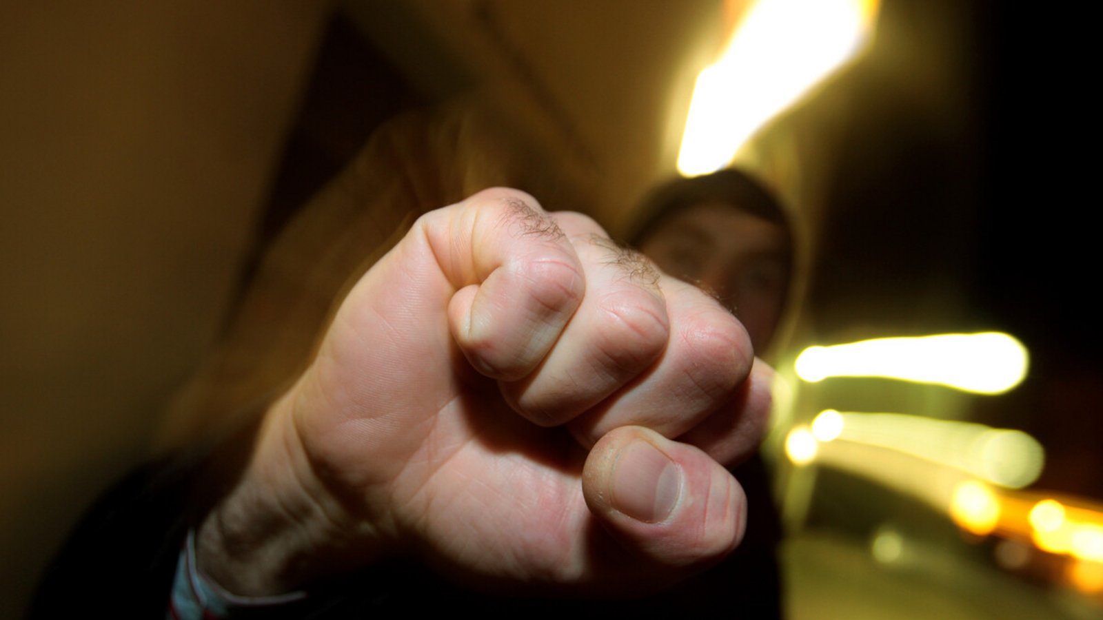 Der Unbekannte schlug den 46-Jährigen nieder. (Symbolbild)Foto: picture alliance / dpa Der Unbekannte schlug den 46-Jährigen nieder. (Symbolbild)Foto: picture alliance / dpa