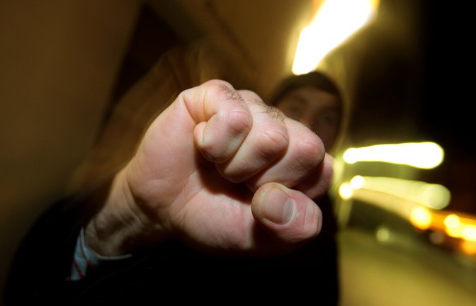 Der Unbekannte schlug den 46-Jährigen nieder. (Symbolbild)<span class='image-autor'>Foto: picture alliance / dpa</span>