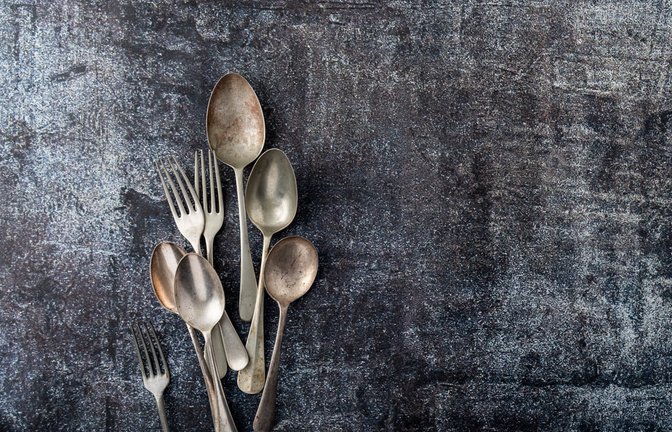 Silberschmuck und Silberbesteck läuft mit der Zeit an und wird schwarz. So reinigen Sie Ihr Silber richtig und bringen es zum Glänzen<span class='image-autor'>Foto: 3523studio / Shutterstock.com</span>