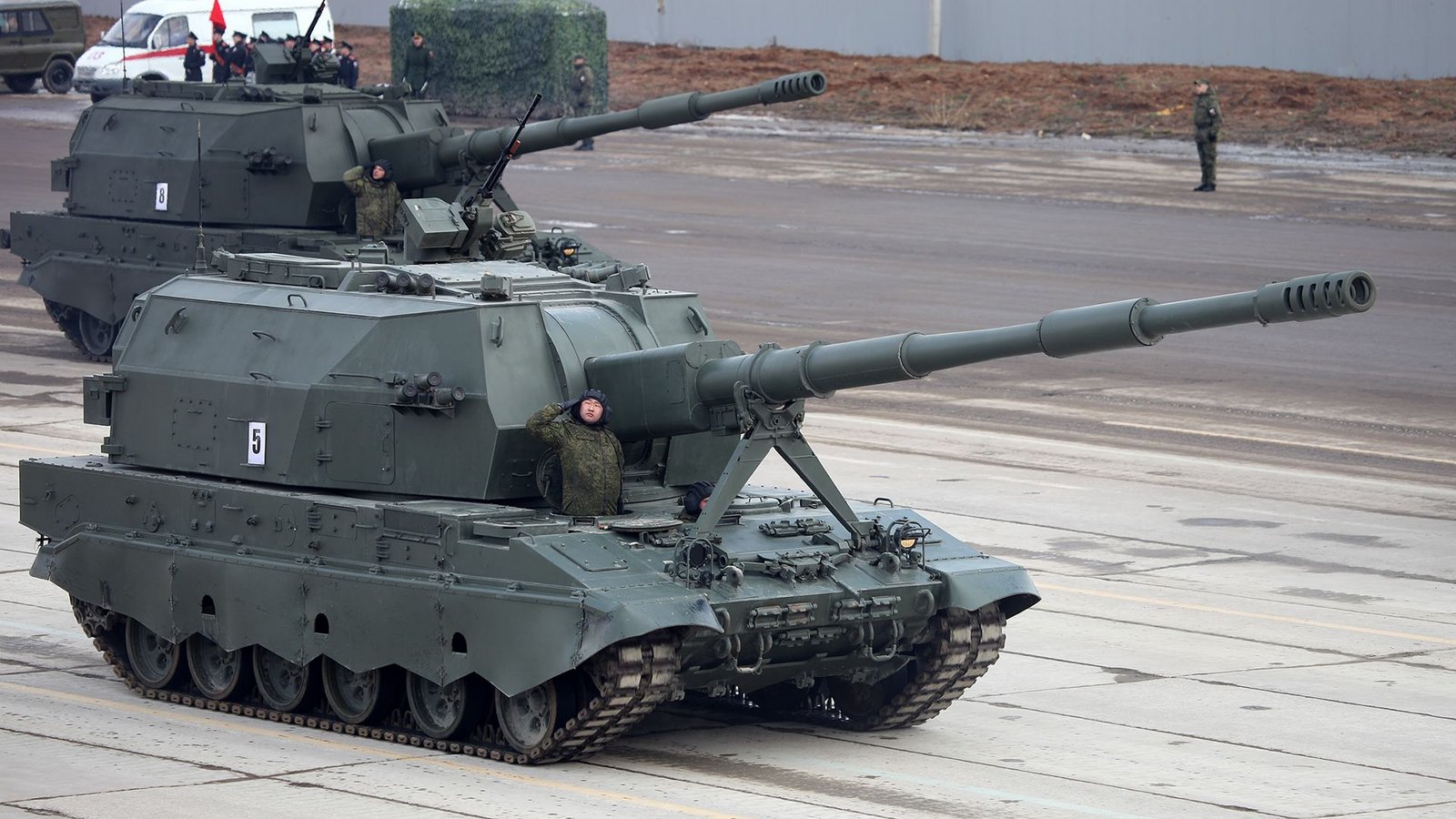 Russland: Die 2S35 Koalizija-SW ist eine russische Selbstfahrlafette. Das 2A88-Geschütz ist in einem unbemannten Turm installiert. In der späteren Serienausführung soll dieser auf der Armata-Panzer-Plattform montiert werden. Es wurde erstmals am 9. Mai 2015 auf der Militärparade zum 70. Jahrestag des Sieges auf dem Roten Platz in Moskau der Öffentlichkeit auf dem Fahrgestell des Panzers T-90 gezeigt.Foto: Wikipedia commons/Vitaly V. Kuzmin/CC BY-SA 3.0
