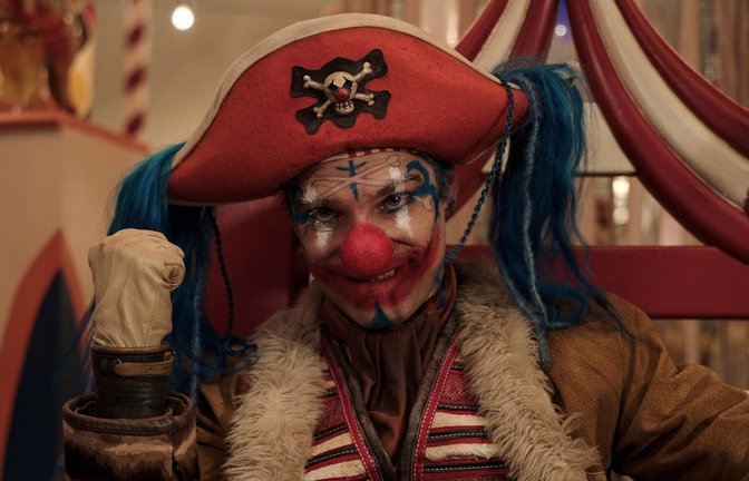Jeff Ward als Buggy in Staffel 2 von One Piece.<span class='image-autor'>Foto: Netflix</span>