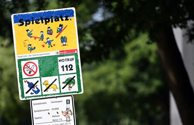 So sehen viele Kölner Spielplatz-Schilder bislang aus - sie sollen erneuert werden. (Archiv)<span class='image-autor'>Foto: Federico Gambarini/dpa</span>