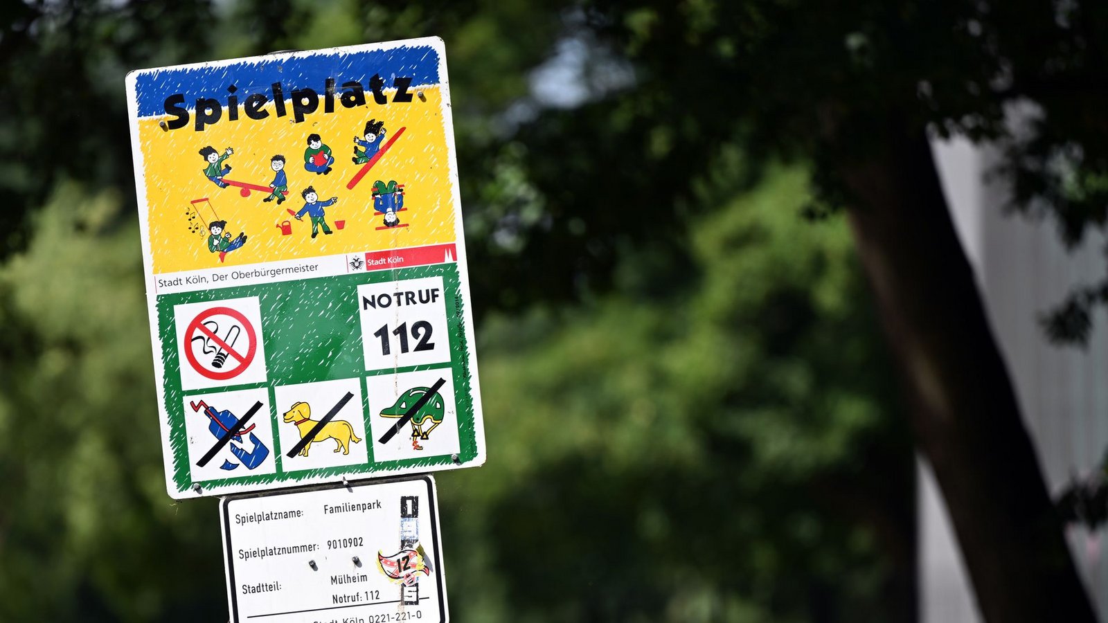 So sehen viele Kölner Spielplatz-Schilder bislang aus - sie sollen erneuert werden. (Archiv)Foto: Federico Gambarini/dpa
