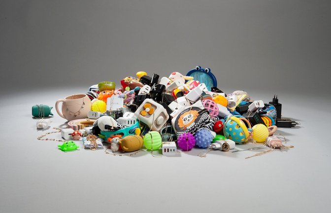 Diese 162 Produkte nahm Stiftung Warentest unter die Lupe – Kinder­spielzeug, Hals­ketten und USB-Ladegeräte, gekauft über Temu und Shein.<span class='image-autor'>Foto: Stiftung Warentest / Ralph Kaiser</span>