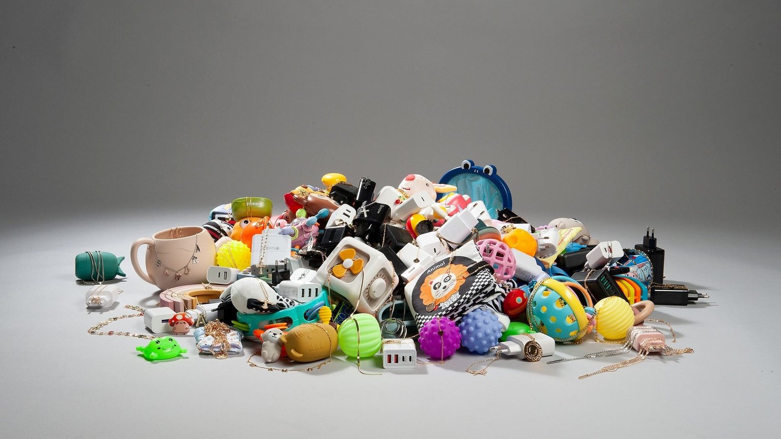 Diese 162 Produkte nahm Stiftung Warentest unter die Lupe – Kinderspielzeug, Halsketten und USB-Ladegeräte, gekauft über Temu und Shein.Foto: Stiftung Warentest / Ralph Kaiser Diese 162 Produkte nahm Stiftung Warentest unter die Lupe – Kinderspielzeug, Halsketten und USB-Ladegeräte, gekauft über Temu und Shein.Foto: Stiftung Warentest / Ralph Kaiser