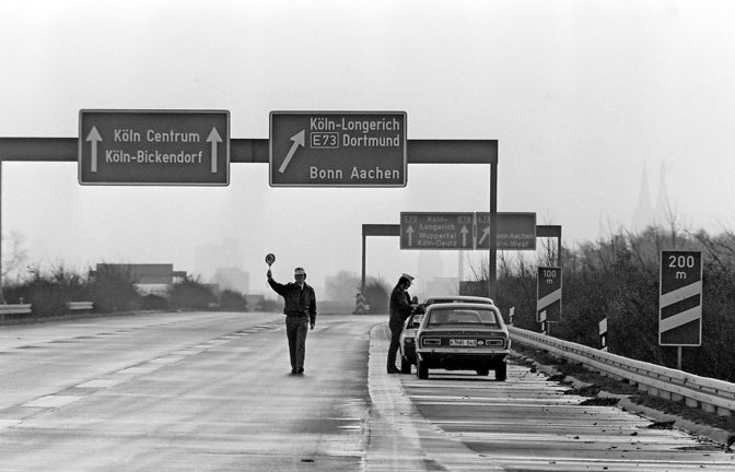 Leere Autobahn an einem Sonntag im Jahr 1973<span class='image-autor'>Foto: dpa/Roland Scheidemann</span>