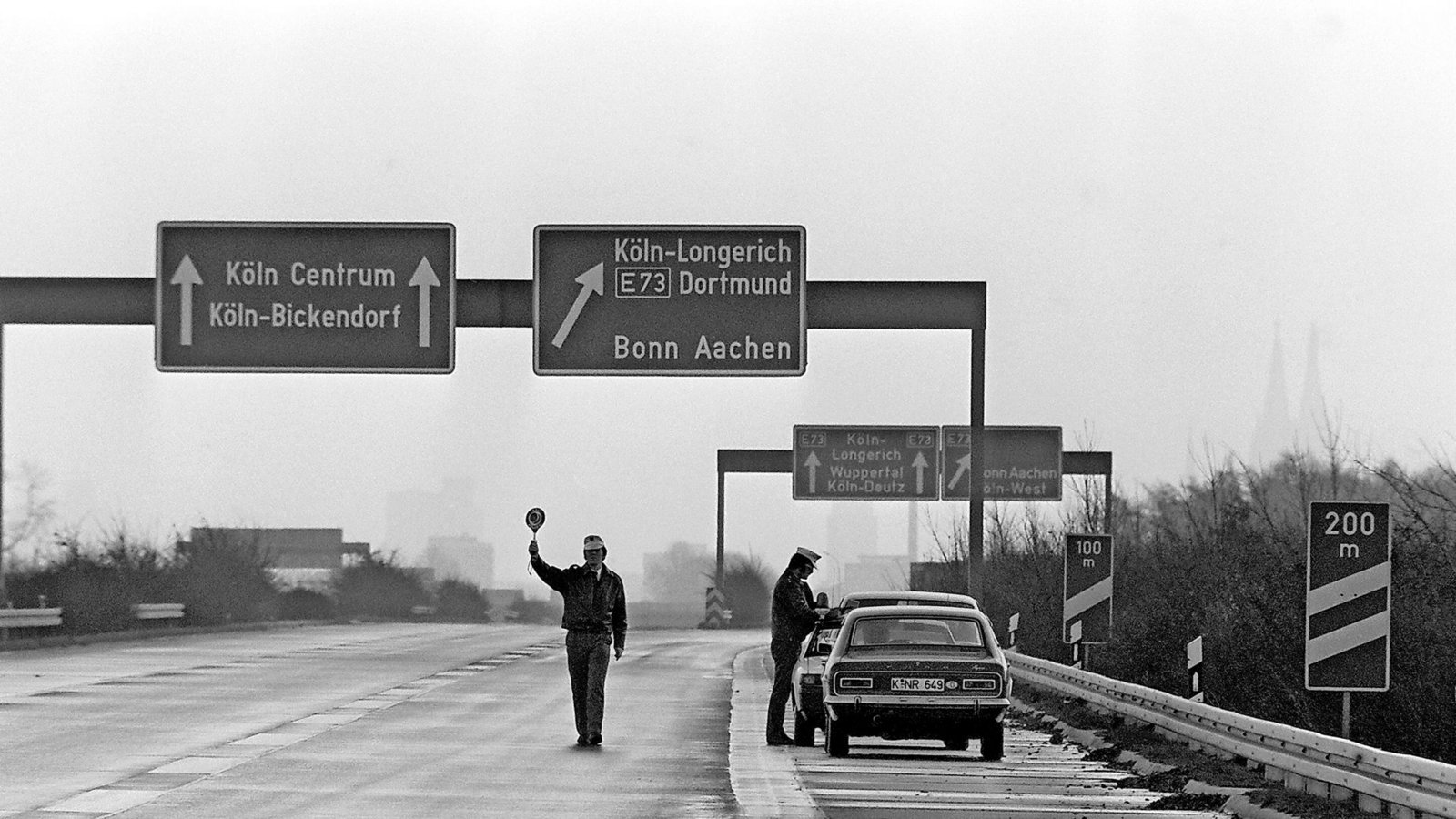 Leere Autobahn an einem Sonntag im Jahr 1973Foto: dpa/Roland Scheidemann