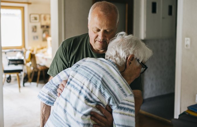 Hans-Ulrich Volz und seine  Mutter. Er sei  der beste Pfleger, sagt sie, den sie sich nur wünschen könne.<span class='image-autor'>Foto: /Verena Müller</span>
