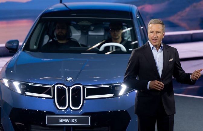 Ab Mitternacht ist nicht mehr Oliver Zipse, sondern Milan Nedeljkovic BMW-Chef. Der iX3 als erstes Modell der Neuen Klasse gehört zu seinem Vermächtnis. (Archivbild)<span class='image-autor'>Foto: Sven Hoppe/dpa</span>