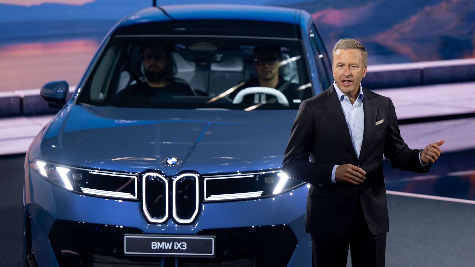 Ab Mitternacht ist nicht mehr Oliver Zipse, sondern Milan Nedeljkovic BMW-Chef. Der iX3 als erstes Modell der Neuen Klasse gehört zu seinem Vermächtnis. (Archivbild)Foto: Sven Hoppe/dpa