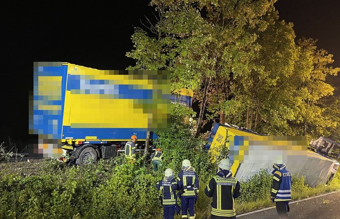 Die Einsatzkräfte bargen den Lkw auf der B27 bei Kirchentellinsfurt.<span class='image-autor'>Foto: SDMG/SDMG / Schulz</span>