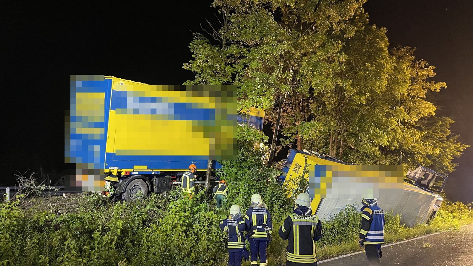 Die Einsatzkräfte bargen den Lkw auf der B27 bei Kirchentellinsfurt.Foto: SDMG/SDMG / Schulz Die Einsatzkräfte bargen den Lkw auf der B27 bei Kirchentellinsfurt.Foto: SDMG/SDMG / Schulz