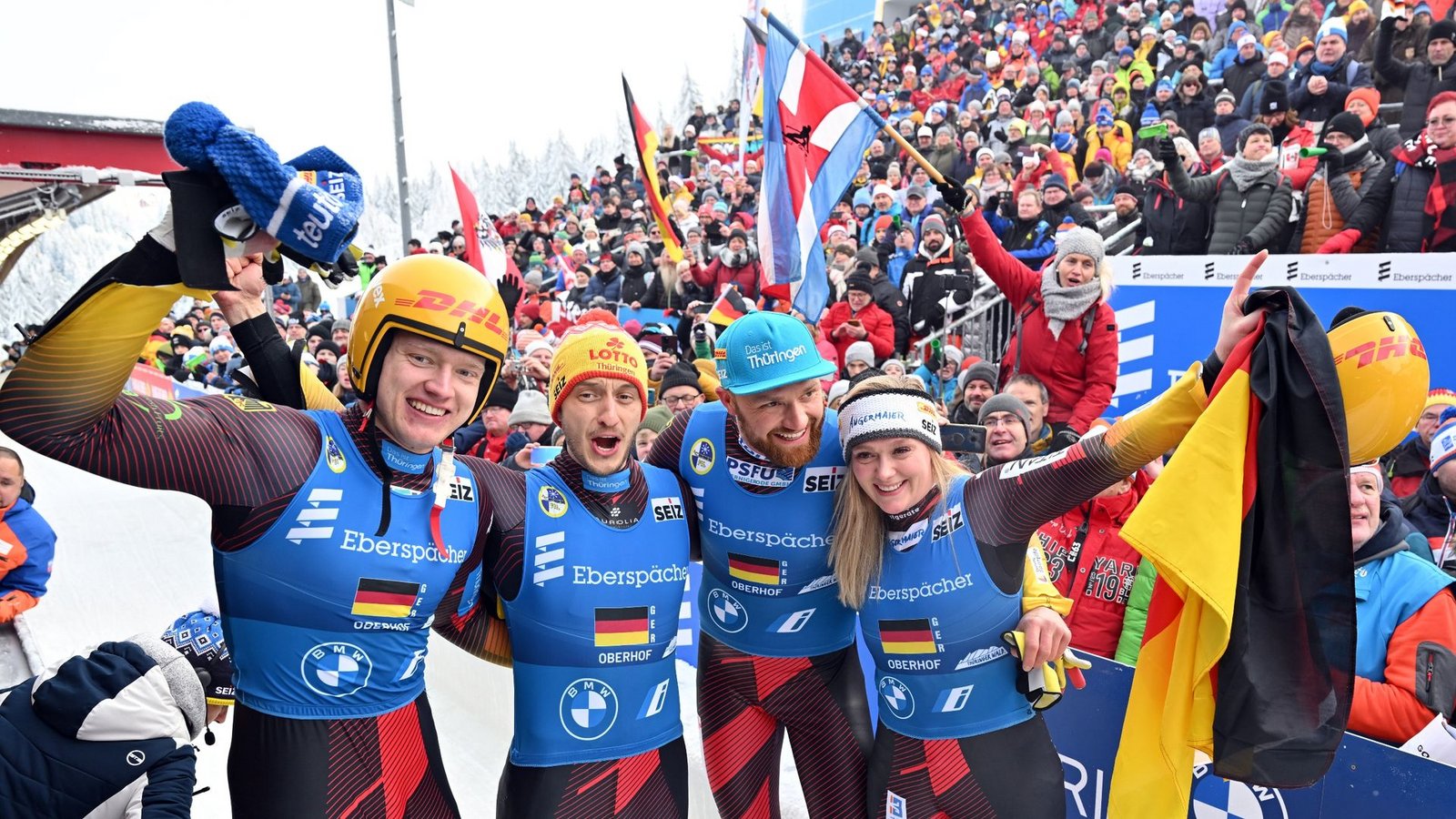 Toni Eggert (l-r), Sascha Benecken, Max Langenhan und Anna Berreiter holten in Oberhof Gold im Team.Foto: Martin Schutt/dpa