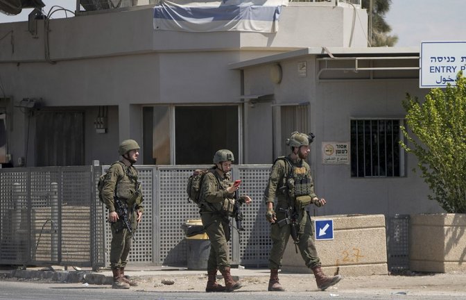 Israelische Soldaten stehen in der Nähe des Ortes eines tödlichen Schusswechsels Wache, bei dem nach israelischen Angaben Anfang September drei Menschen an der Allenby-Brücke zwischen dem Westjordanland und Jordanien erschossen wurden.<span class='image-autor'>Foto: dpa/Mahmoud Illean</span>
