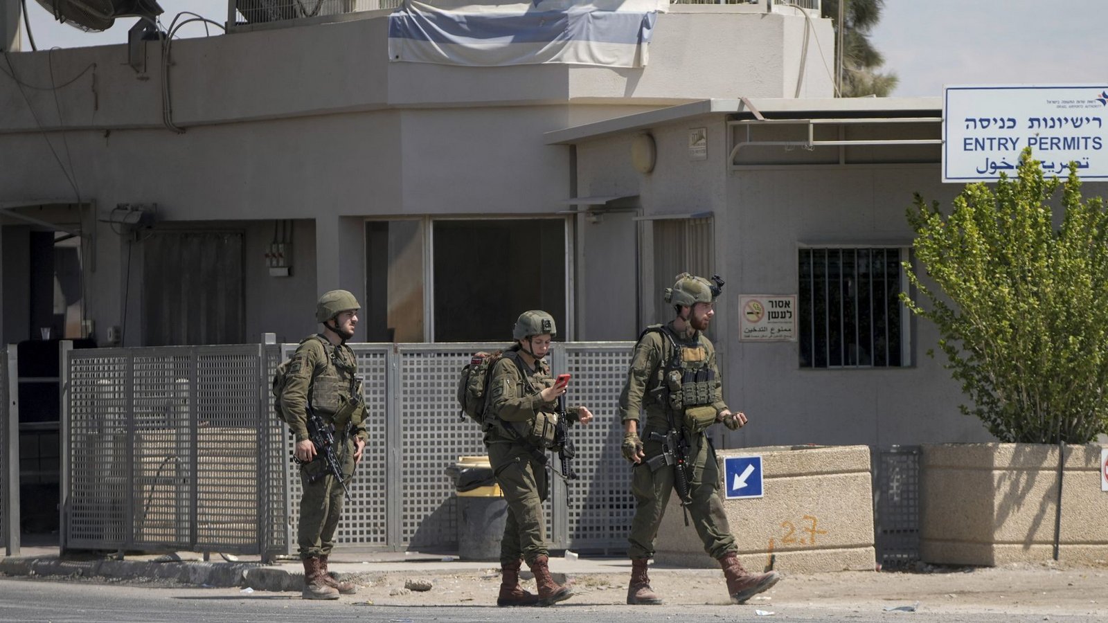 Israelische Soldaten stehen in der Nähe des Ortes eines tödlichen Schusswechsels Wache, bei dem nach israelischen Angaben Anfang September drei Menschen an der Allenby-Brücke zwischen dem Westjordanland und Jordanien erschossen wurden.Foto: dpa/Mahmoud Illean