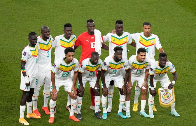 Senegals Nationalspieler posieren für ein Teamfoto.<span class='image-autor'>Foto: Aijaz Rahi/AP/dpa</span>